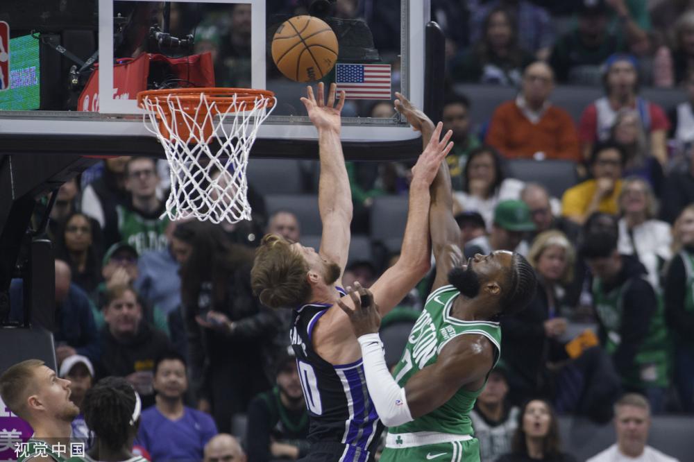 [NBA]克莱拿下篮板 转身补篮打板命中.